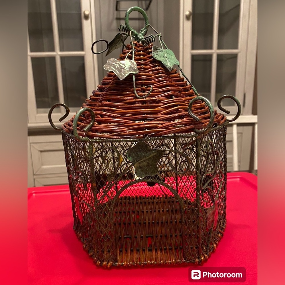 EUC•Vintage wicker and metal Ivy Bird House decor